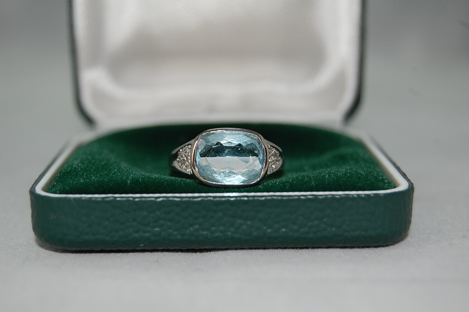 Ring Wei Gold Mit Kleinen Diamanten Und Aquamarin Ringgr E