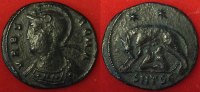 Römische Kaiserzeit - Constantinus I. Kleinfollis AE-Kleinfollis des Constantinus I., Rv: Wölfin säugt Romulus und Remus, SMTSE