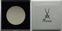 Meissen, Weißes Porzellan Schwerter Medaille Kaiser Karl der Große, 51 Ø mm, im Etui