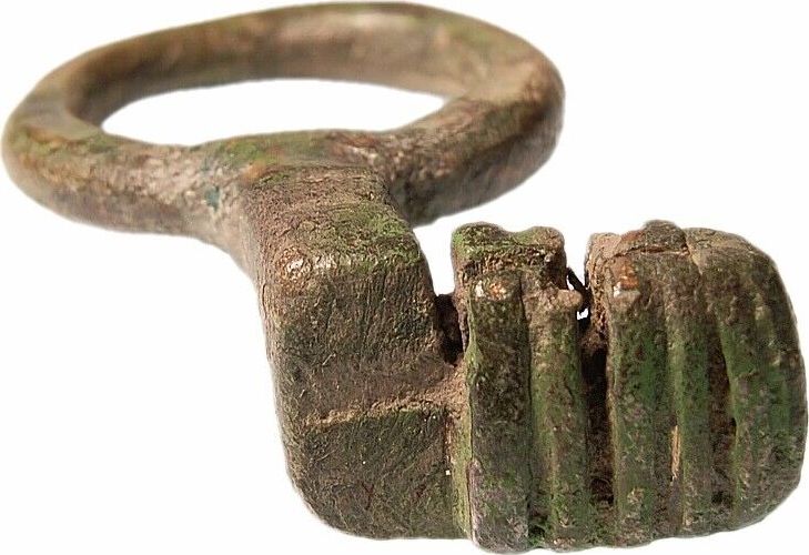 Door key Roman finger ring in beautiful condition from a bronze