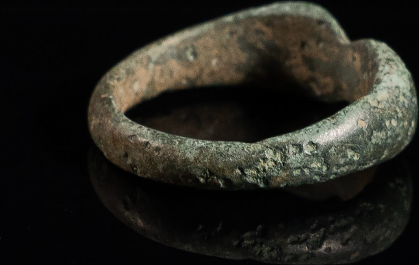 Medieval finger ring with cross symbols made of bronze | MA-Shops