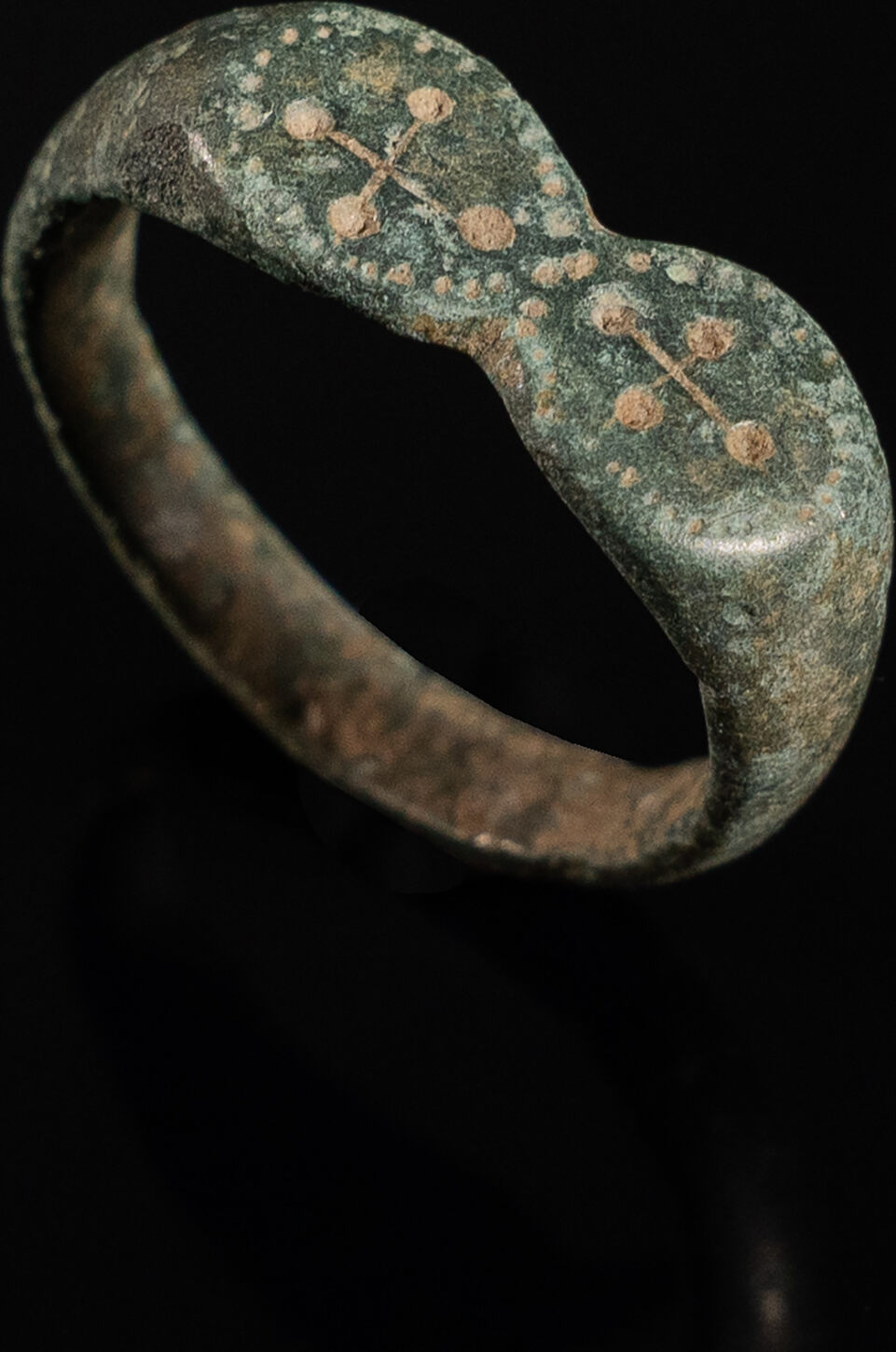 Medieval finger ring with cross symbols made of bronze | MA-Shops