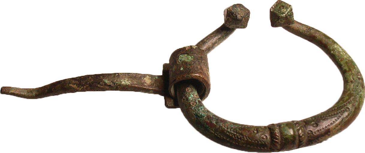 UNIQUE: Viking Omega fibula with rich bronze decoration, excellent | MA ...