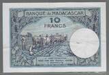 MADAGASIKARA/MADAGASCAR . 10 Francs. (1948) Junge Frau mit Frurtschale. Jeune femme présentant une coupe de fruits. VF+ .