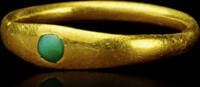 Italie Beautiful Roman child's ring in gold and glass paste imitating turquoise. -