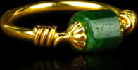    18K yellow gold ring with Roman emerald pearl. 