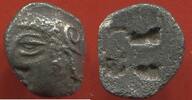 Antike Münzen OBOLE MARSEILLE PÉRIODE POSTARCHAIQUE 475-460 AV J-C PHOCAIQUE A/ TÊTE D’ATHÉNA A GAUCHE COIFFE DU CASQUE ATTIQUE, VISIÈRE ET CHEVE -
