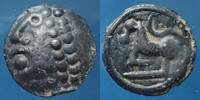 Sequani, Sequanes Sequanes, Sequani  à la grosse tête laurée de gros globules, cheval à gauche, 18mm, 5,11 grms, DT.3094 SUP Jolie exemplaire pour Po