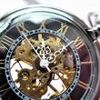 Herstellungsland unbekannt, ca.2000, interessante, skelettierte SprungdeckelTASCHENUHR, gutes Uhrwerk,passende Kette, altersentsprechende Gebrauchsspuren, siehe Fotos