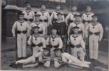 Deutsches Reich Fotokarte/Gruppenfoto, auf den Mützenbändern: Werft Division -