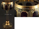 Glas / Römer / Stengelglas / Lilafarbenes Amethyst Glas mit Golddekor -