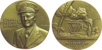 USA Medaille Bronze Nimitz Chester W. - auf die Schlacht um Midway, Brustbild in Uniform halblinks / Schlachtszene mit Flugzeugträger, ca. 44 -