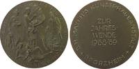 Neujahr Medaille Bronze Jahreswende - Frieden, Menschengruppe aus verschiedenen Nationen - Frieden / Schrift, v. B.H. Mayer Pforzheim, ca. 50 MM -