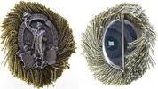 Schützen Abzeichen Bronze versilbert Coburg - Schützengesellschaft, Schütze mit Flinte und erhobener Hand zum Gruß zwischen Wappen und Zielscheibe, -