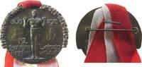 Sport Teilnehmerabzeichen Messing Leipzig - 12. Deutsches Turnfest, Athlet auf Podest, Entwurf: Hans Zeissig, ca. 52 x 48 MM, intakte Nadel und mit Band -