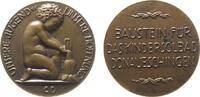Medicina in nummis Medaille Bronze Donaueschingen - Baustein für das Kindersolbad, Kleinkind kniet nach rechts an Springbrunnen / Mehrzeiler, Signatur: CD, -