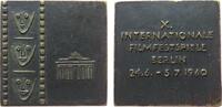Plakette 1960 Berlin Messingguß Berlin - auf die X. Internationale Filmfestspiele, drei stiilisierte Gesichter neben dem Brandenburger Tor / Mehr...