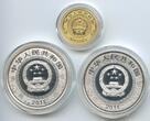 China 150 Yuan 1/3 Oz Gold + 2 x 10 Yuan 1 Oz Silber 2011 In original Box Outlaws of the Marsh - Geächtete des Sumpfes Proof in original Folder mit Zertifikat