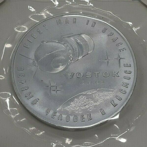 Medal 1991 Fleetwood Yuri Gagarin Commemorative Issue Aluminum - Original  Folder Brilliant Uncirculated in Original Info Folder.