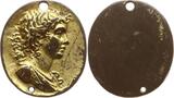 Einseitige teilvergoldete hochovale Bronzemedaille o.J. (wohl 19. Jh.) Brustbild eines Jünglings in antikem Gewand, unbestimmt, 39 mm x 35 mm VF, 2 Tragelöcher, Kr.