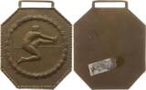 Bayern Einseitige tragbare Bronzeplakette o.J. (um 1900 - 1920) v. C. Poellath, Schrobenhausen, Jugendstil, Sportauszeichnung, Hochsprung EF, mattiert, Klebereste an Rs.