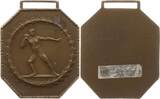 Bayern Einseitige tragbare Bronzeplakette o.J. (um 1900 - 1920) v. C. Poellath, Schrobenhausen, Jugendstil, Sportauszeichnung, Steinstoßen EF, mattiert, Klebereste an Rs., kl. Flecken