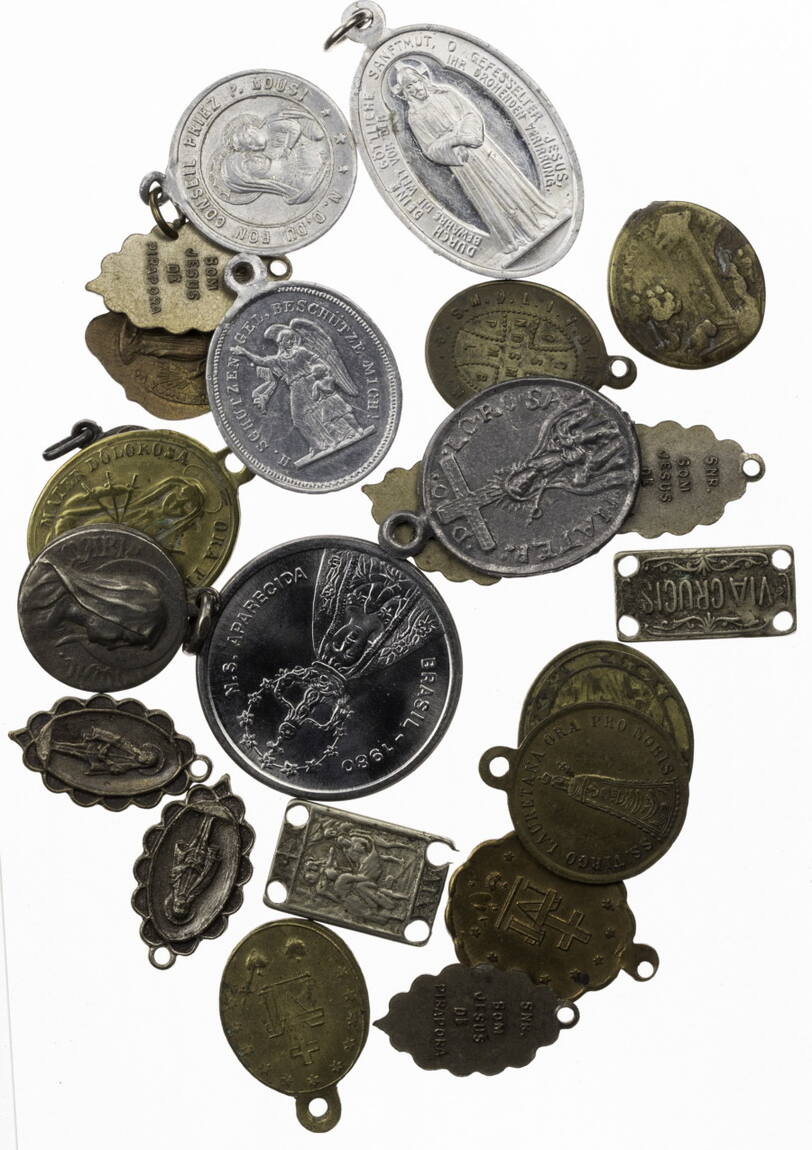 Katholizismus o.J. 1 Lot mit 20 Wallfahrtsanhängern und religiösen