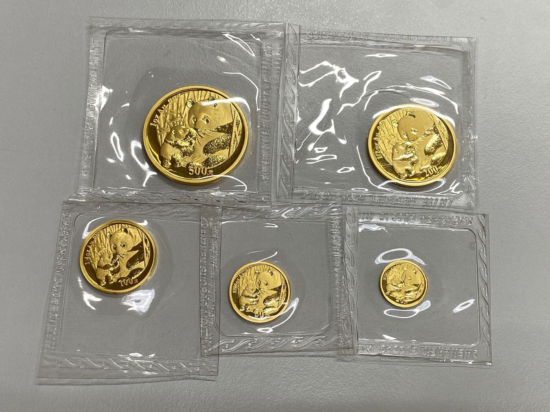 China, Volksrepublik Set aus 20, 50, 100, 200, 500 Yuan 2005 Panda Serie  (1/20, 1/10, 1/4, 1/2, 1 Unze Gold) CH UNC, original verschweißt | MA-Shops