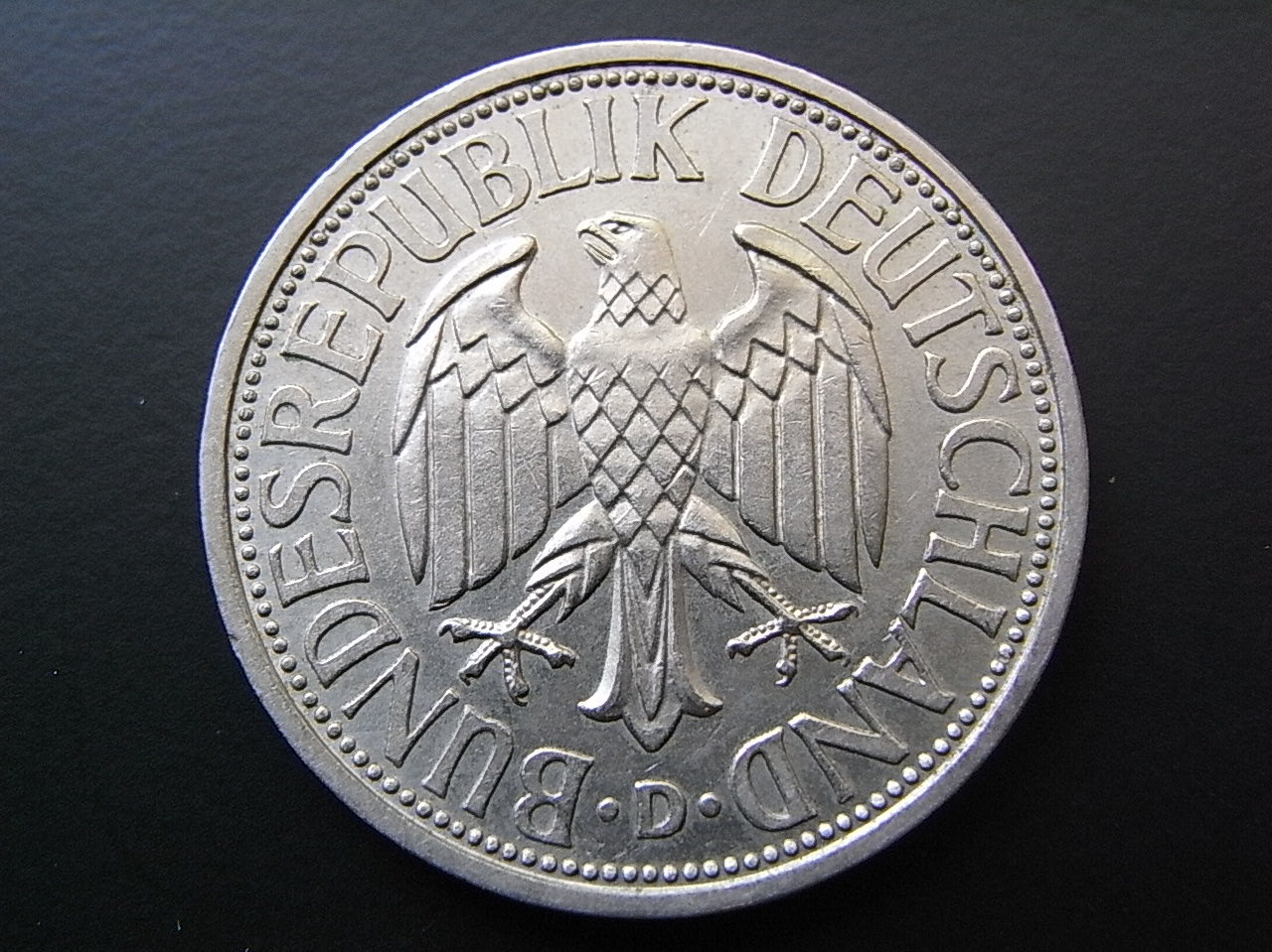 Deutsche mark. Монета 2 Deutsche Mark 1990. Дойч марки 1990. Немецкие Дойч марки. Марка дотч.