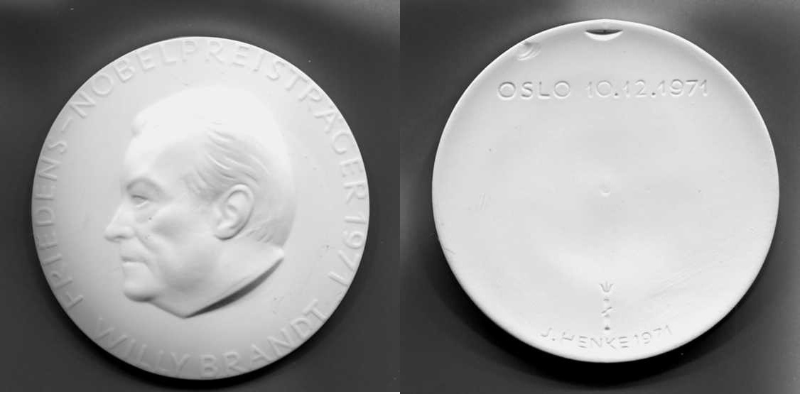 Allemagne de l'Ouest 1971 porcelaine blanche 78 mm uniface médaille pour Willy Brandt 