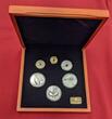 Niederlande & China Set bestehend aus 5 Silbermünzen und 1 Goldmünze The Netherlands - Prestige Set 2011 WWF - 50 Jahre WWF 3 x China Antilope Panda Proof and BU with original pack., carton damaged
