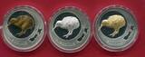 Neuseeland 3 x 1 Dollar Silbermünzen 2009 Kiwi - Premium Edition (3 * 1 oz, coloriert & Goldveredelung, selten / rar) proof in capsule with certificate, orig. packaging
