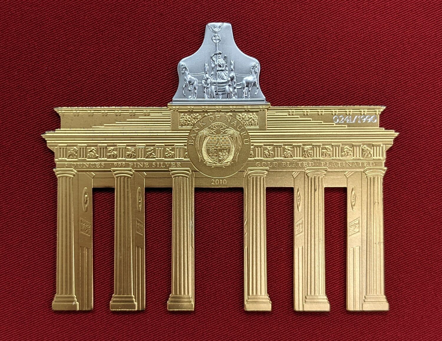 nauru-25-dollar-skulpturm-nze-vergoldet-2010-brandenburger-tor