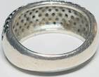 Silberschmuck 925er Silber Silberring mit kleinen schwarzen Steinen umgeben getragen und EF