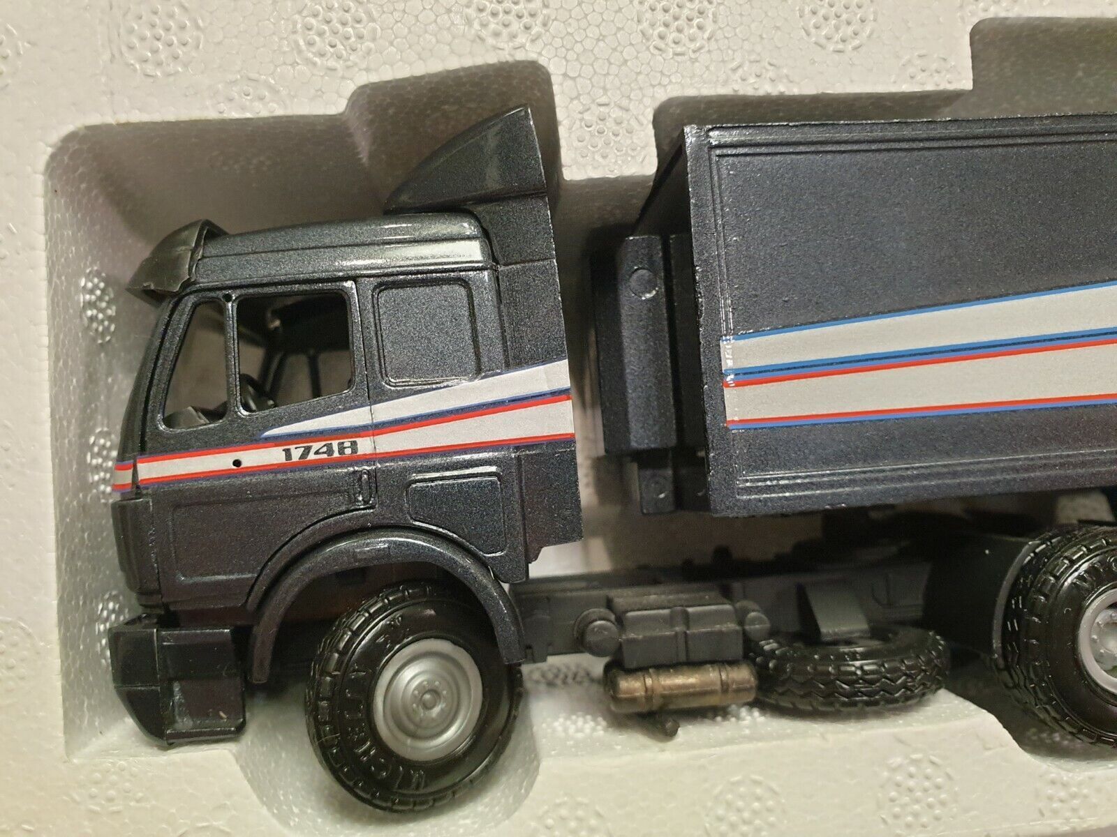 NZG - MERCEDES-BENZ 1748 et remorque , gris foncé 1:43 SB