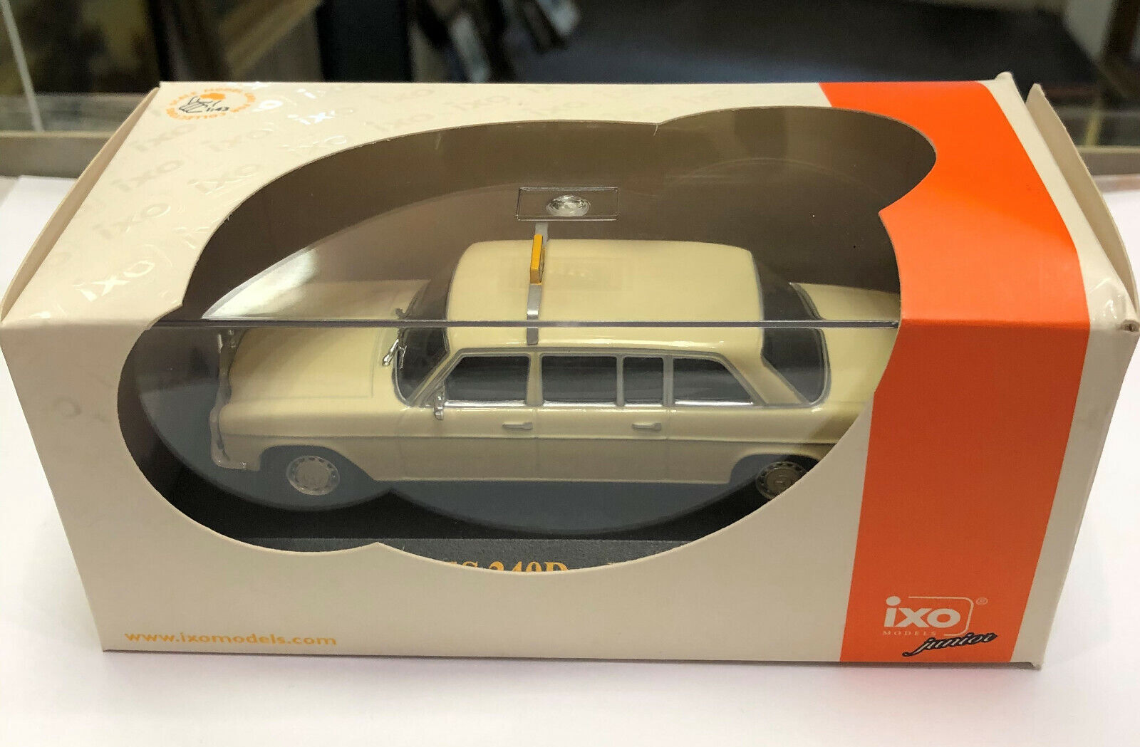 1:43 Mercedes-Benz W115 / 8 Langes Facelifting 240D 1972