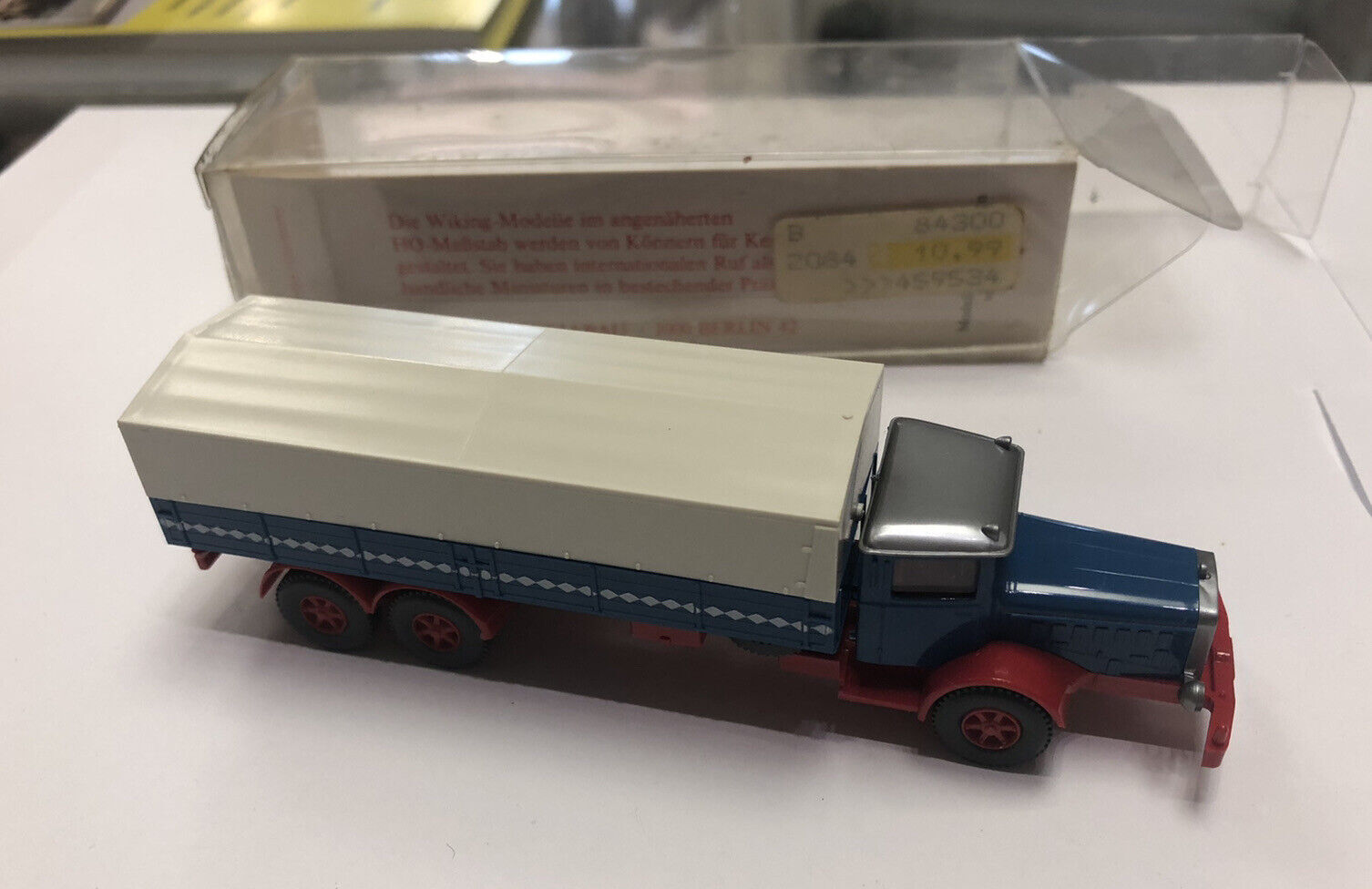 Wiking 042701 H0 Pritschen-LKW (Magirus) Leuchtrot – Miniaturmodell 1:87, Kein Spielzeug