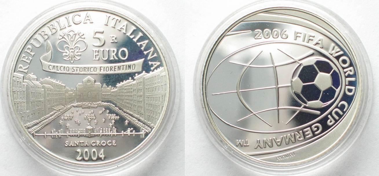 Монеты футбол. Серия монет футбольные стадионы. Монета футбол Италия 200 евро 2004 золото. Фото монет 5 евро 2004 Италия. Футбольные монеты