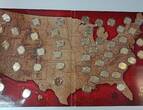 Amerika, Vereinigte Staaten, USA 50 x Quarter Dollar 1999 bis 2008 Set - Die offiziellen Quarter-Dollars der USA In Sammelmappe mit Schuber